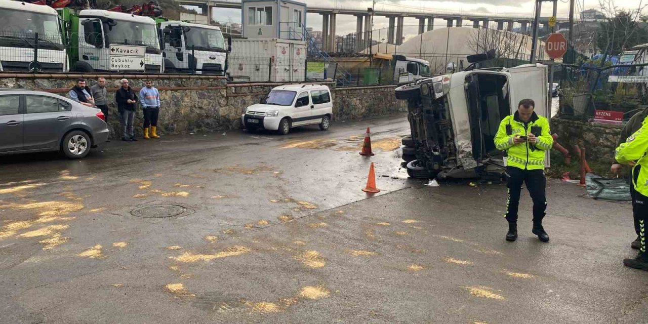 BEYKOZ’DA KAMYON DEVRİLDİ: 2 YARALI