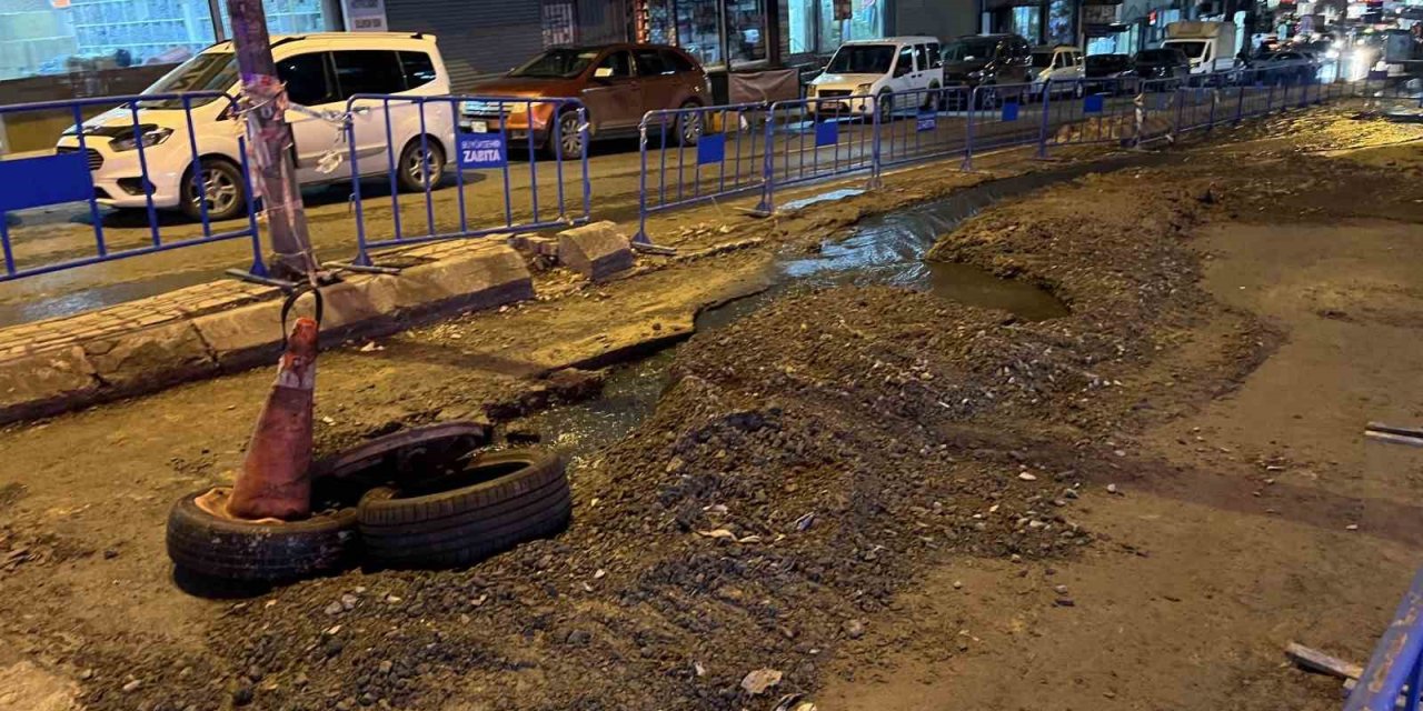 GÜNGÖREN’DE İSKİ’NİN ÇALIŞMASI SIRASINDA AYNI YOL İKİNCİ KEZ ÇÖKTÜ