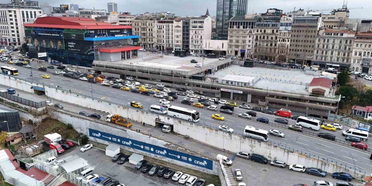 BEYOĞLU’NDAKİ ÇATLAYAN KOLANLARI NEDENİYLE BOŞALTILAN İSPARK HAVADAN GÖRÜNTÜLENDİ