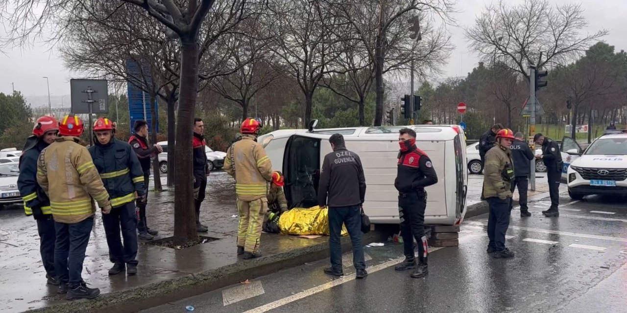 BEYOĞLU’NDA TİCARİ ARAÇLA POLİS OTOSU ÇARPIŞTI: 1 YARALI