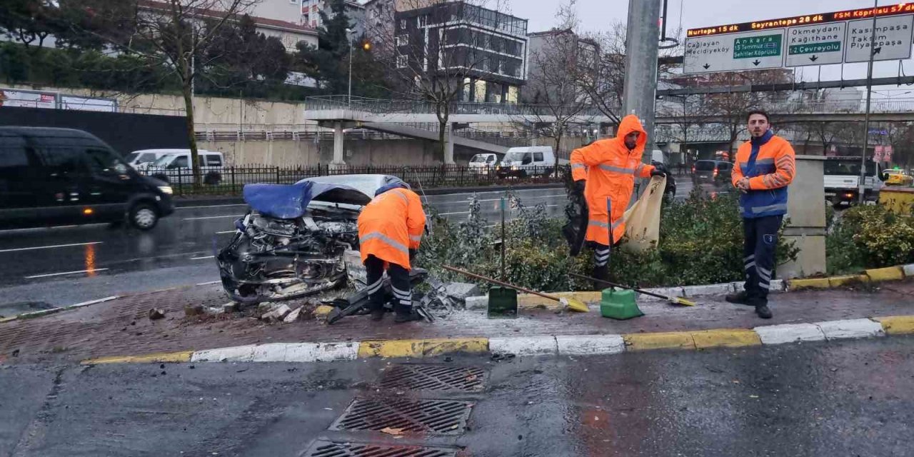 ŞİŞLİ’DE KAZA SONRASI ARAÇTA YANGIN ÇIKTI: 2 YARALI