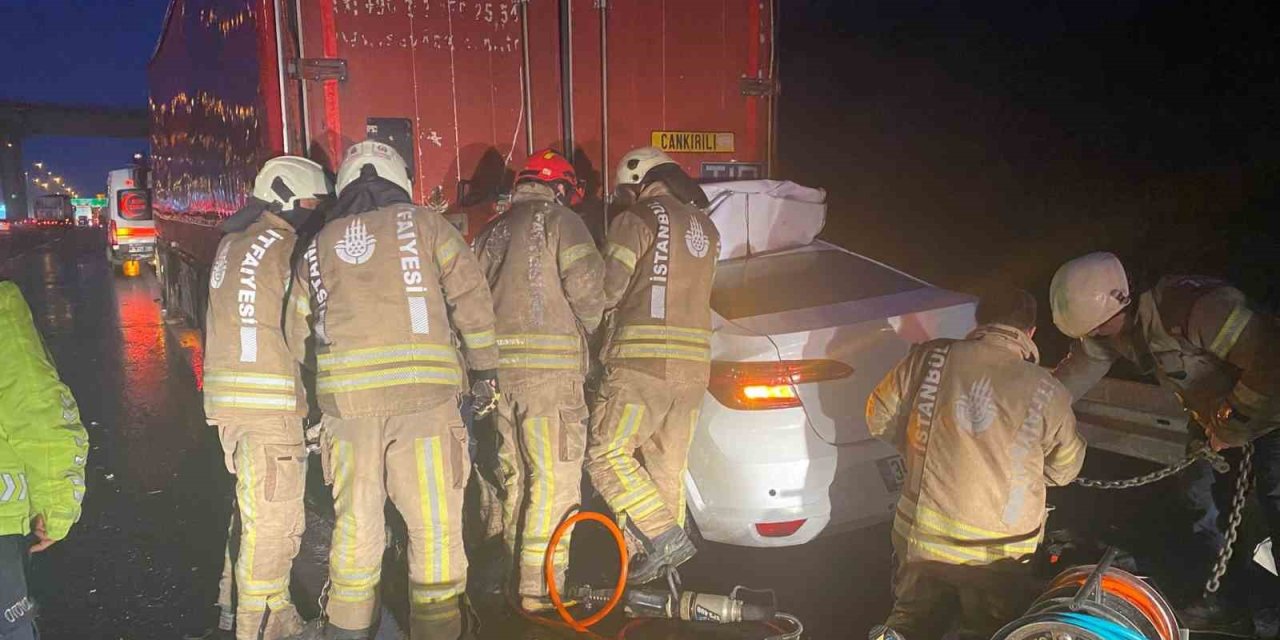 KUZEY MARMARA OTOYOLU’NDA OTOMOBİL TIRA ÇARPTI: 1 ÖLÜ