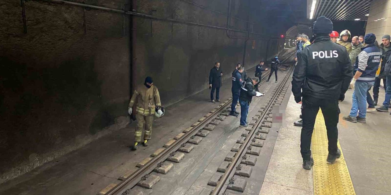 MARMARAY’DA TREN AYLARINA ATLAYAN ŞAHIS HAYATINI KAYBETTİ