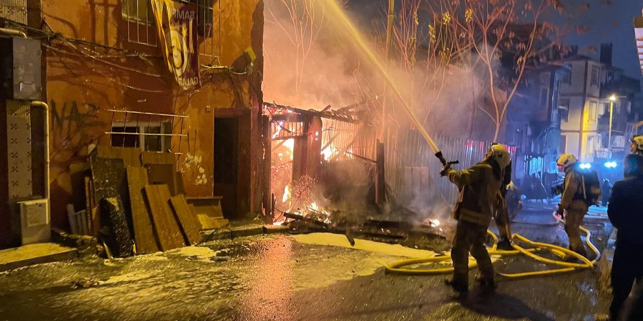 BEYOĞLU’NDA 3 KATLI AHŞAP BİNA ALEVLERE TESLİM OLDU