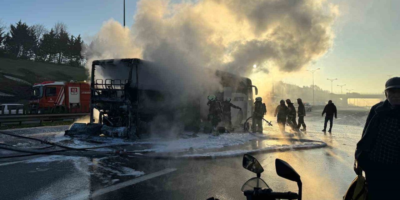 İSTANBUL’DA YOLCU OTOBÜSÜ ALEVLERE TESLİM OLDU: 25 KİŞİ ÖLÜMDEN DÖNDÜ