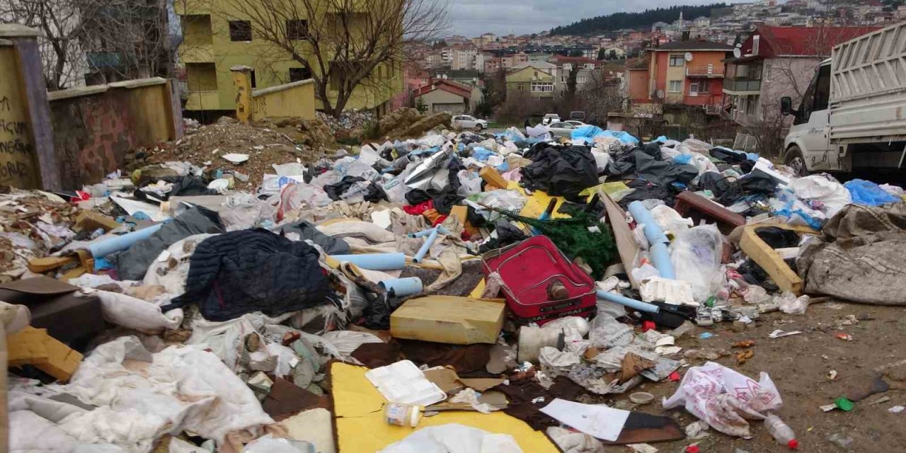 ÜSKÜDAR’DA ÇÖP VE MOLOZ YIĞINI KRİZİ: MAHALLELİ İSYAN ETTİ