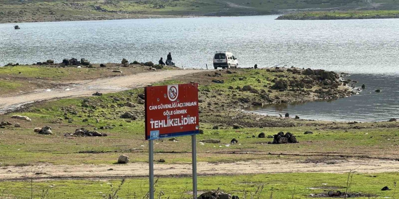 UYARI LEVHALARI HEDEF TAHTASINA DÖNDÜ, DELİK DEŞİK OLAN LEVHALAR BÖYLE GÖRÜNTÜLENDİ