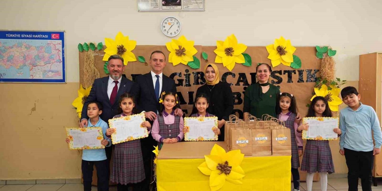 SANCAKTEPE BELEDİYE BAŞKANI YEĞİN ÖĞRENCİLERİN KARNE SEVİNCİNE ORTAK OLDU