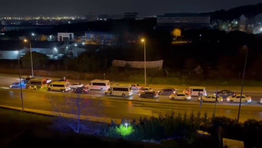 TUZLA’DA DÜĞÜN KONVOYU YOLU KAPATTI, METRELERCE ARAÇ KUYRUĞU OLUŞTU