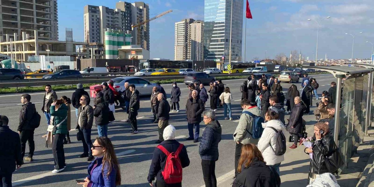 KADIKÖY-SABİHA GÖKÇEN HAVALİMANI METRO HATTINDA TEKNİK ARIZA NEDENİYLE SEFERLER AKSADI