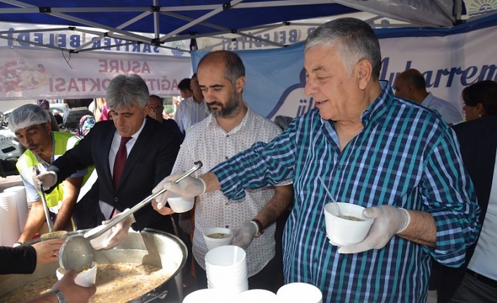 Başkan Şükrü Genç, Aşure dağıttı