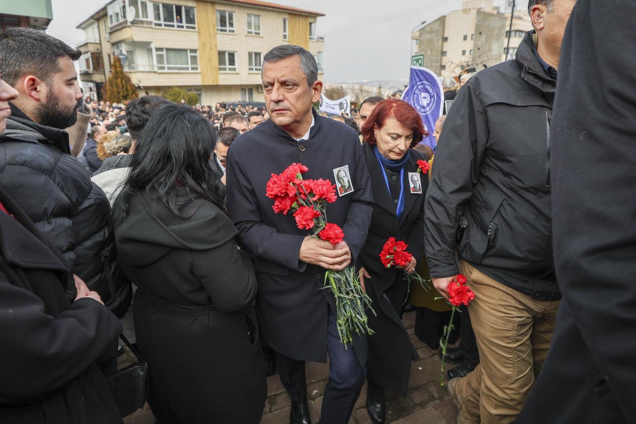 CHP Lideri Özgür Özel, Uğur Mumcu Anmasına Katıldı: “Ağar’ın Bildiği Her Şeyi Anlatması Tarihi Sorumluluğudur”