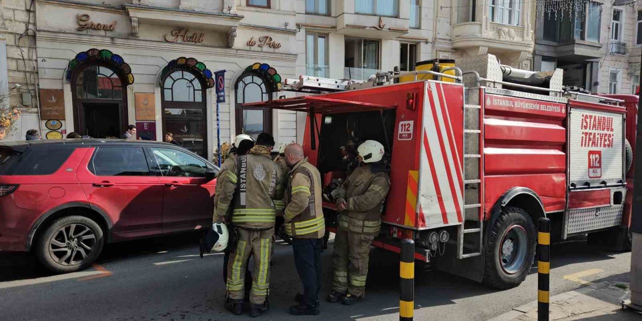 BEYOĞLU’NDA OTELDE YANGIN PANİĞİ