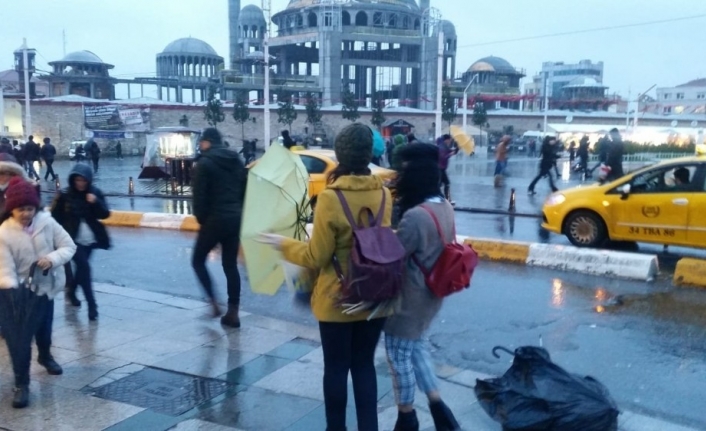 Taksim’de yağmur ve rüzgar vatandaşlar zor anlar yaşattı