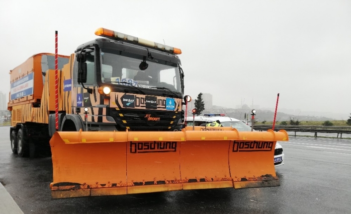 İstanbullular dikkat! Kar küreme araçları yola çıktı