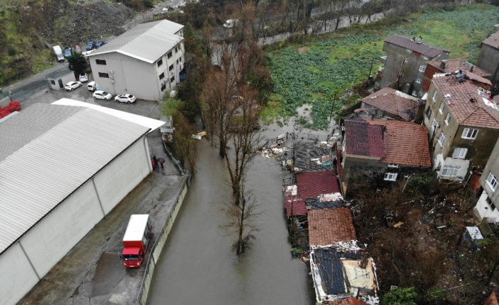 Sarıyer’de dere taştı, mahalle sular altında kaldı