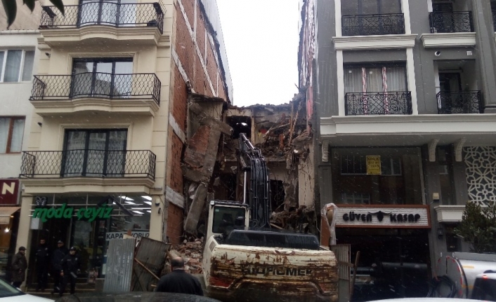 Şişli'de Tehlikeli Yıkım! Evin oturma odasına girdi...