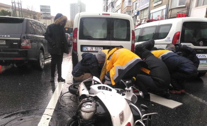 Harbiye’de yoğun yağışta kayan motosiklet duran araca çarptı