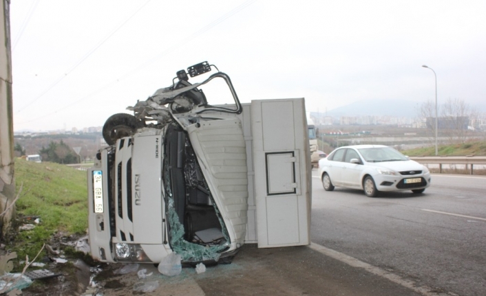 Tuzla’da kamyonet devrildi: 1 yaralı