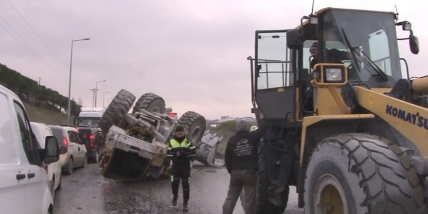 Sultangazi'de, İş makinesi devrildi sürücü içinde sıkıştı