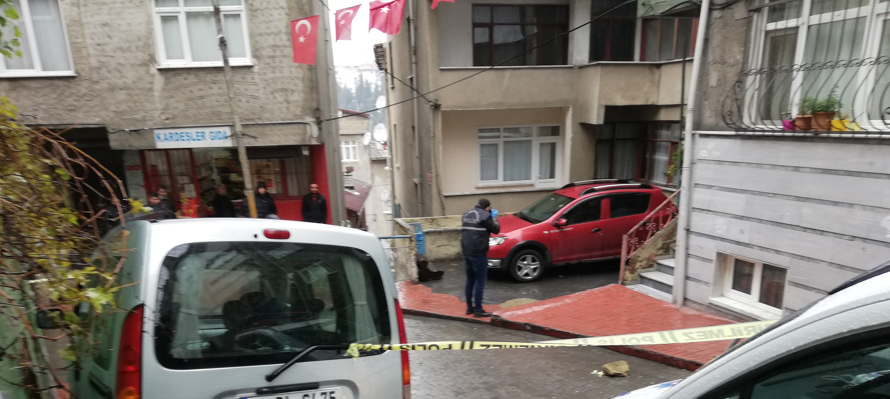 Beyoğlu’nda park halindeki otomobile ateş açıldı