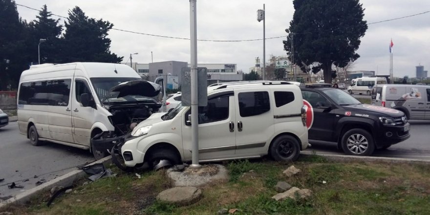 Esenyurt'ta, Servis aracı ile ticari araç çarpıştı: 1 yaralı