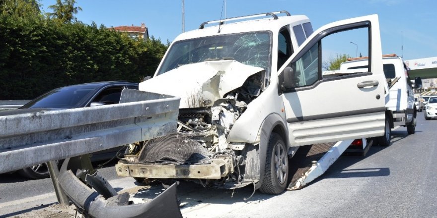 Bariyerlerin ok gibi saplandığı araçtan yaralı olarak kurtuldu