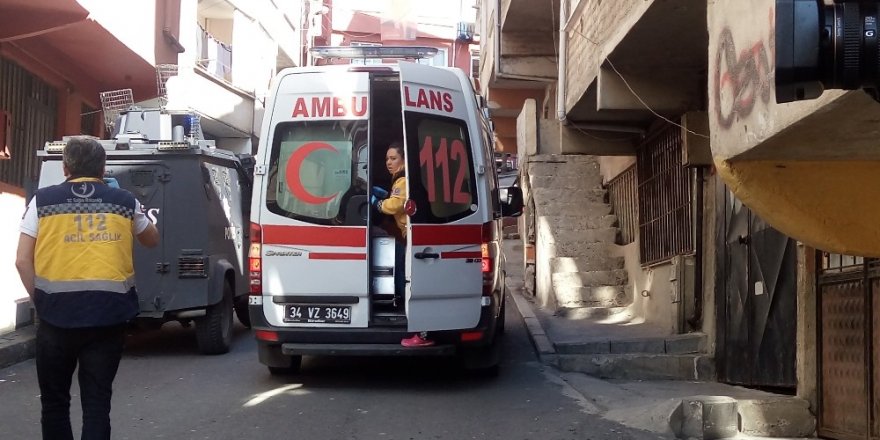 Beyoğlu’nda dayaktan kaçmaya çalışan kadın eşini sırtından bıçakladı