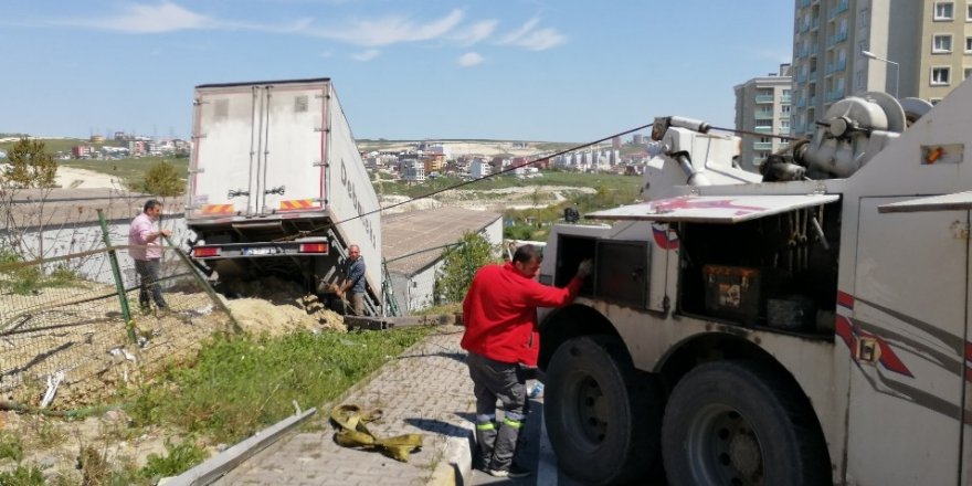 11 tonluk kamyon 200 metre sürüklenip boşluğa uçtu