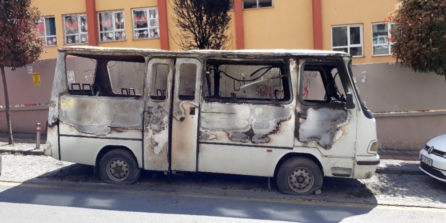 Güngören'de, Park halindeki minibüs alev alev yandı