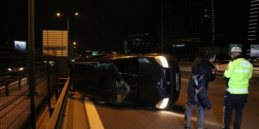 TEM’de kontrolden çıkan araç bariyerlere çarptı: 1 yaralı