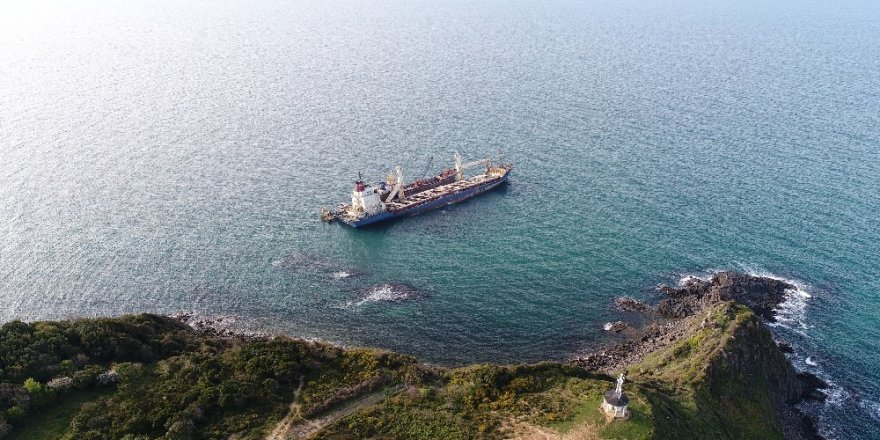 Şile’de karaya oturan gemiyi kurtarma çalışmalarında son durum havadan görüntülendi