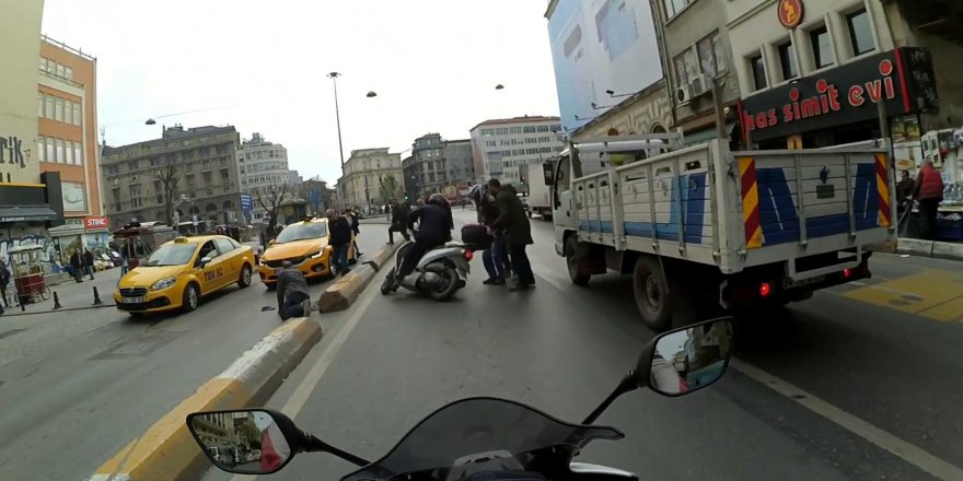 Karaköy’de motosikletlinin el arabalı adama çarptığı anlar kamerada