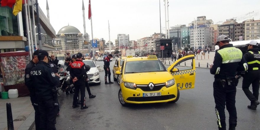 Turistlerin özçekim yaptığı esnada çantalarını çalan şüpheliler kıskıvrak yakalandı