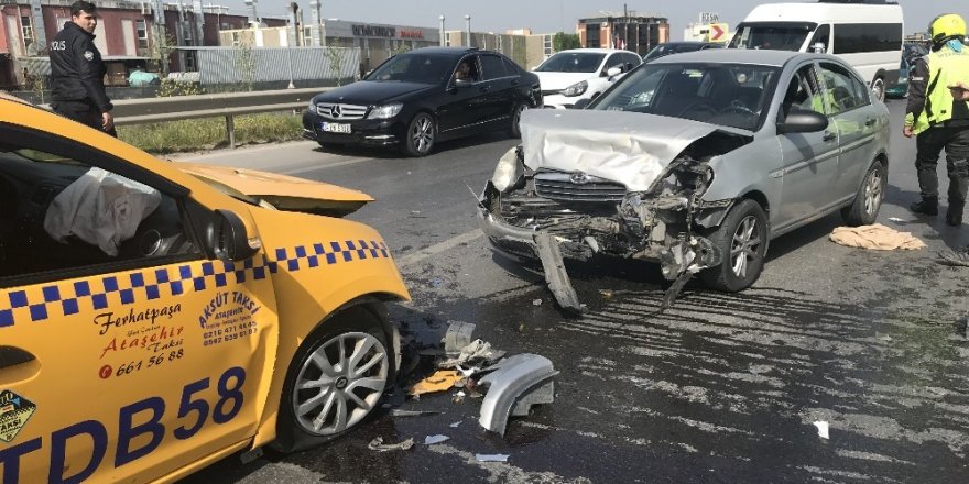 Sancaktepe’de araçlar kafa kafaya çarpıştı: 3 yaralı