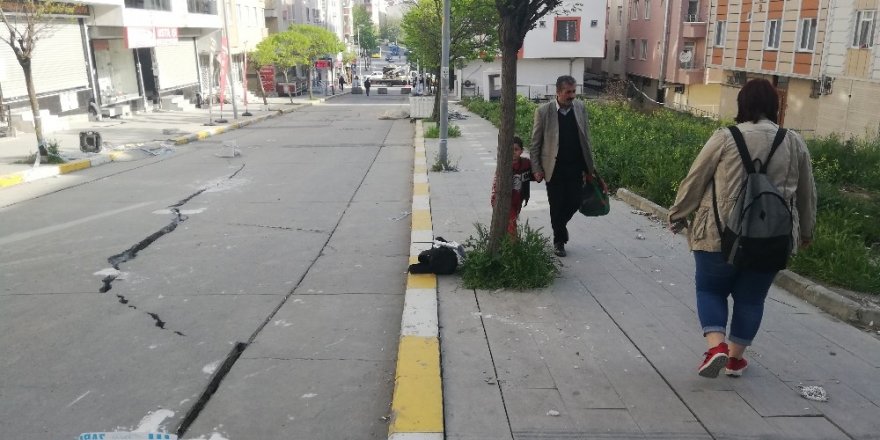 Esenyurt’ta çatlamaların olduğu bina ve sokaklarda ölçüm aletleri dikkat çekti