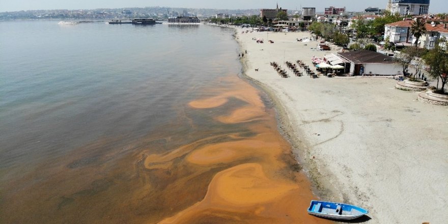 Büyükçekmece’de turuncuya dönen deniz, havadan görüntülendi