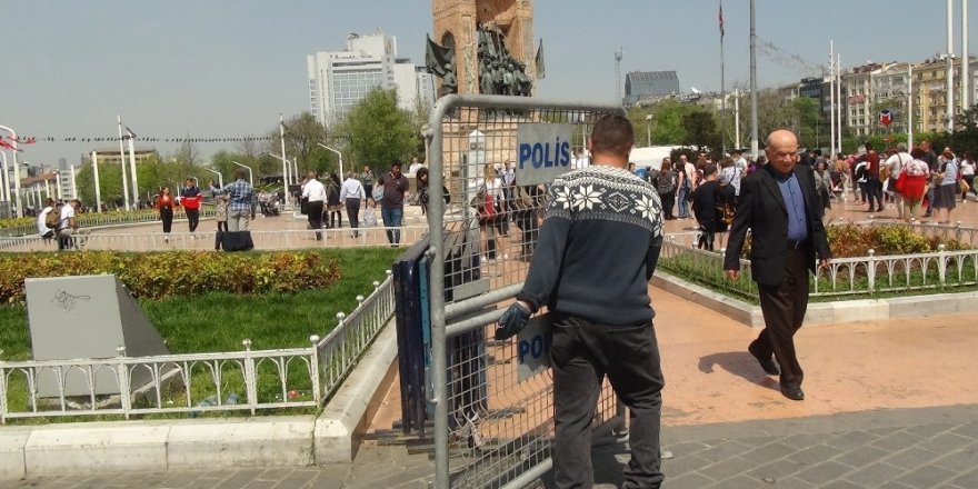 Taksim Meydanı’na kamyonetle bariyerler getirildi