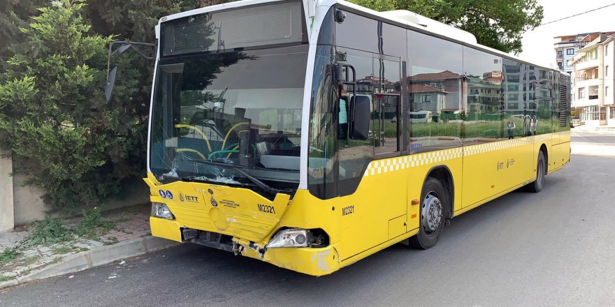 Halk otobüsü polis aracına çarptı: 2 polis yaralı