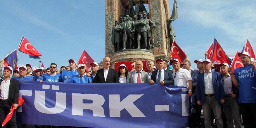 Türk-İş üyeleri Taksim Cumhuriyet Anıtı’na çelenk bıraktı