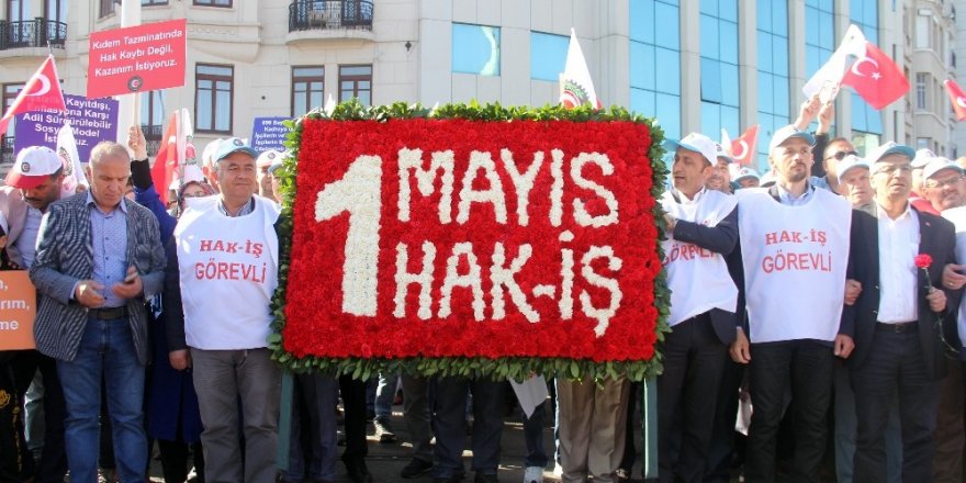 HAK-İŞ üyeleri Taksim’deki Cumhuriyet Anıtı’na çelenk bıraktı