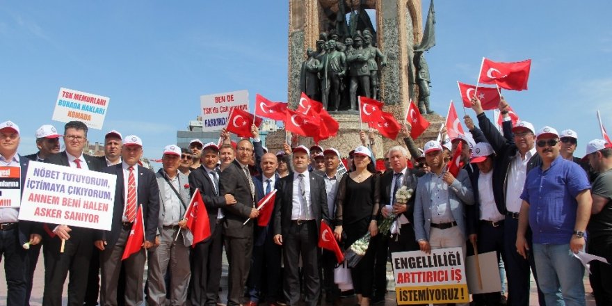 Taksim Meydanı’nda davul ve zurna eşliğinde 1 Mayıs kutlaması