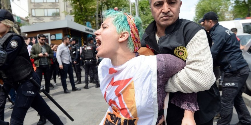 Beşiktaş’tan Taksim’e yürümek isteyen gruba polis müdahale etti