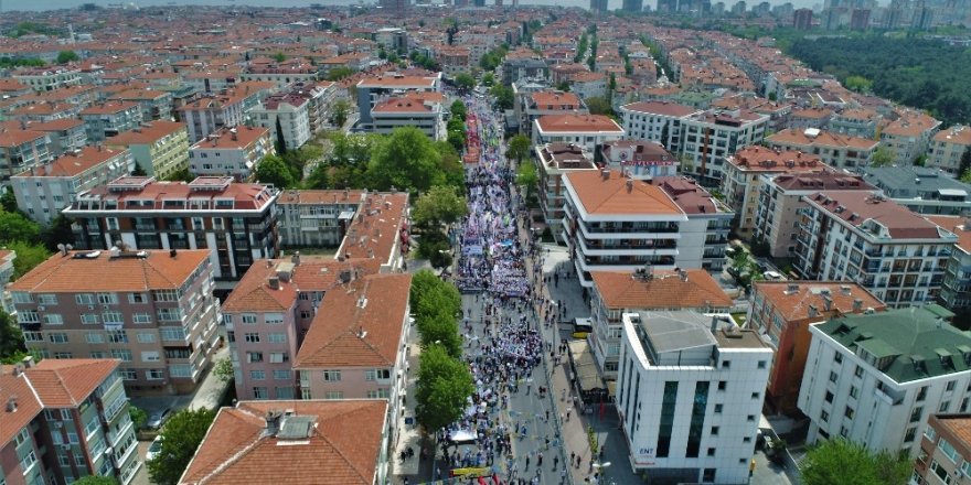 Metrelerce uzunluktaki kortej ve miting alanı havadan görüntülendi