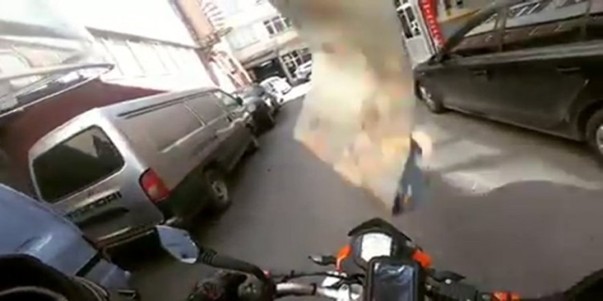 Başına halı düşen motosikletli neye uğradığına şaşırdı