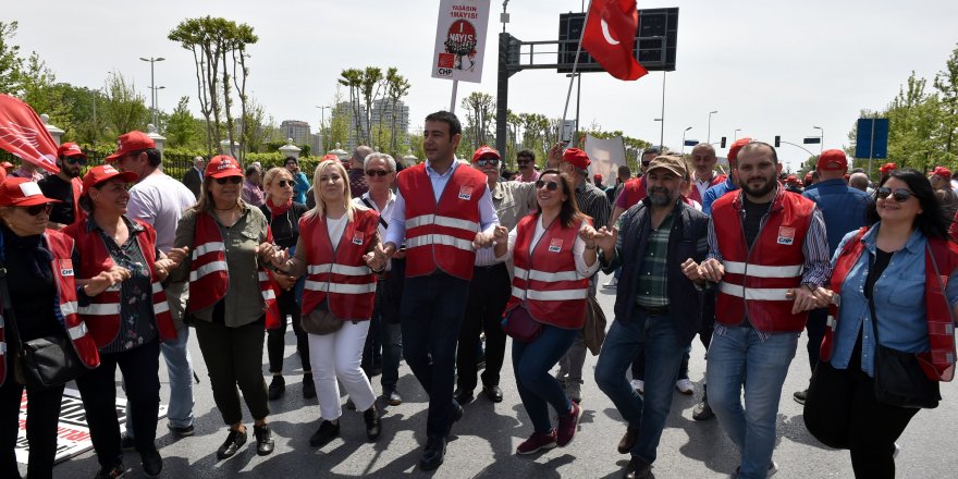 Beşiktaş Belediye Başkanı Akpolat 1 Mayıs'ı işçilerle kutladı