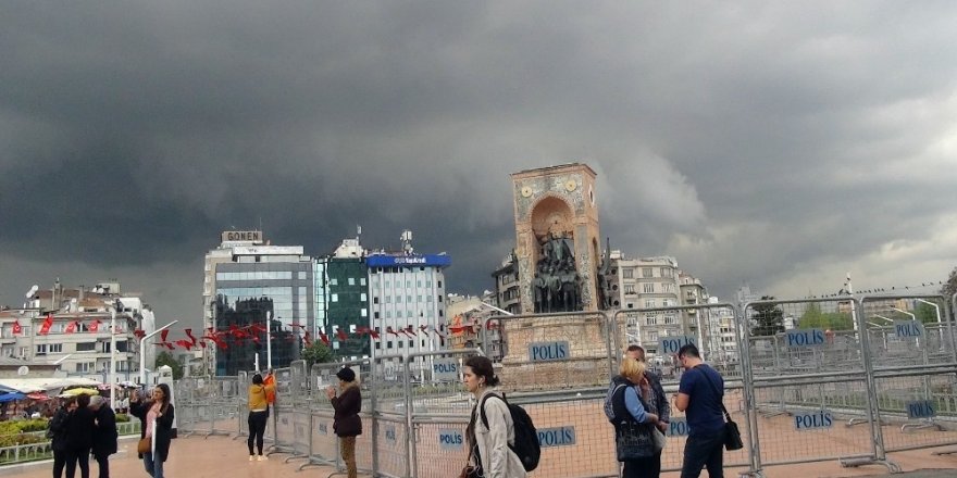 Taksim, aniden bastıran sağanak yağışa teslim oldu