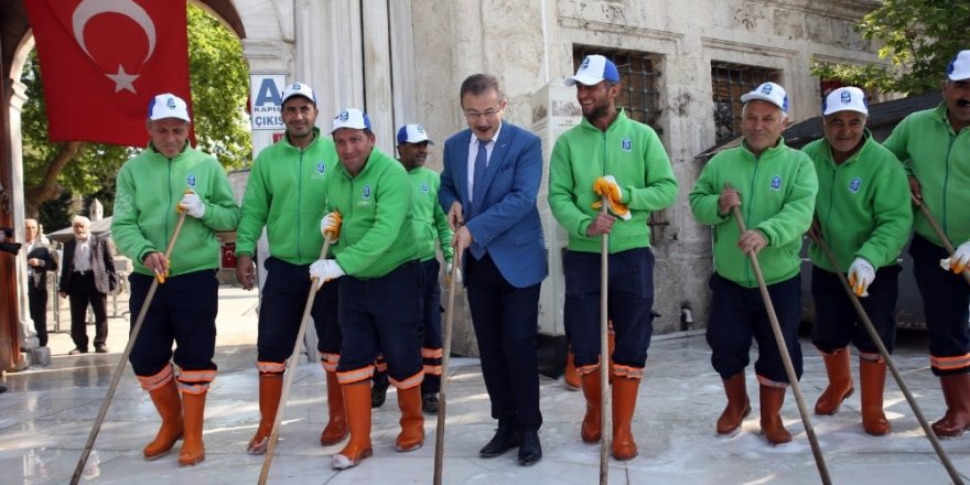 Eyüpsultan Meydanı gül suyuyla yıkandı