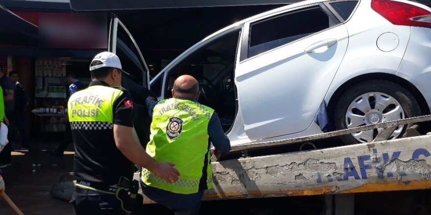 Florya’da kafeye araç daldı: 1’i ağır 3 yaralı