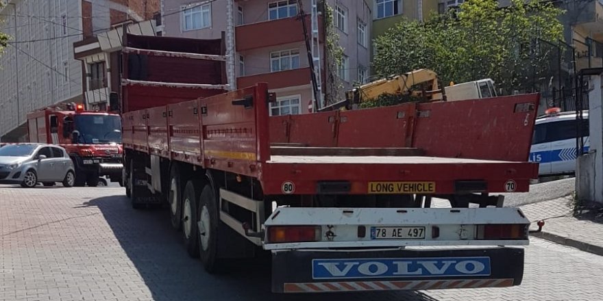 Kağıthane’de Yola Saçılan Borular, Araçlara Zarar Verdi.